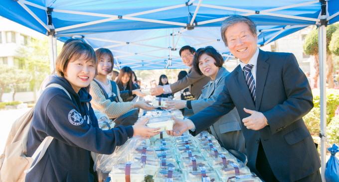 “이사장님, 총장님표 간식이 제일 맛있어요!” 중간고사 간식배부 행사 개최