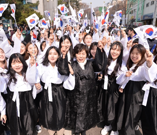 “100년 전 그날의 함성 다시 외쳐” 3·1운동 100주년 기념 만세운동 재현