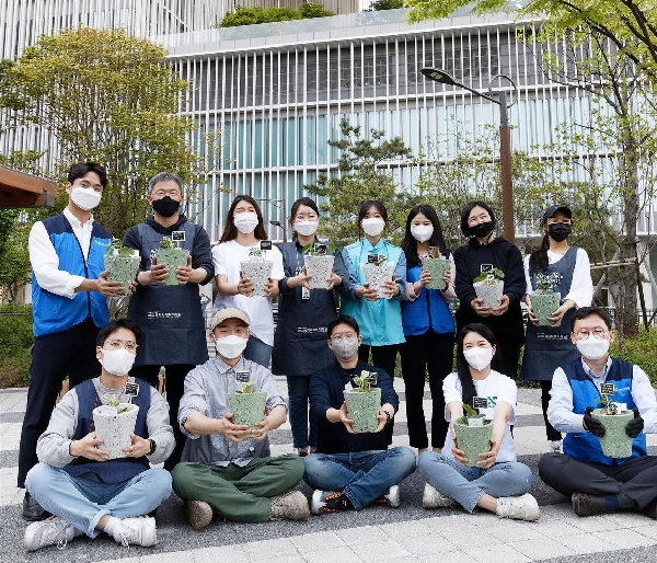 우리대학, 지구의 날 맞아 ‘그린사이클 화분’ 300개 용산구에 기증