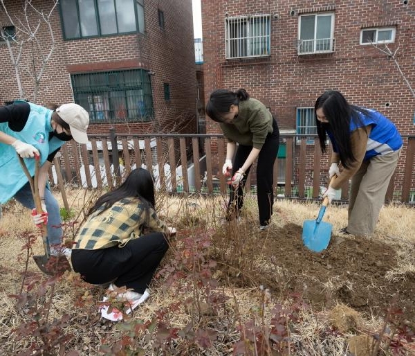 용산드래곤즈와 함께한 식목일 맞이 ‘효창공원앞역 나무심기’ 봉사