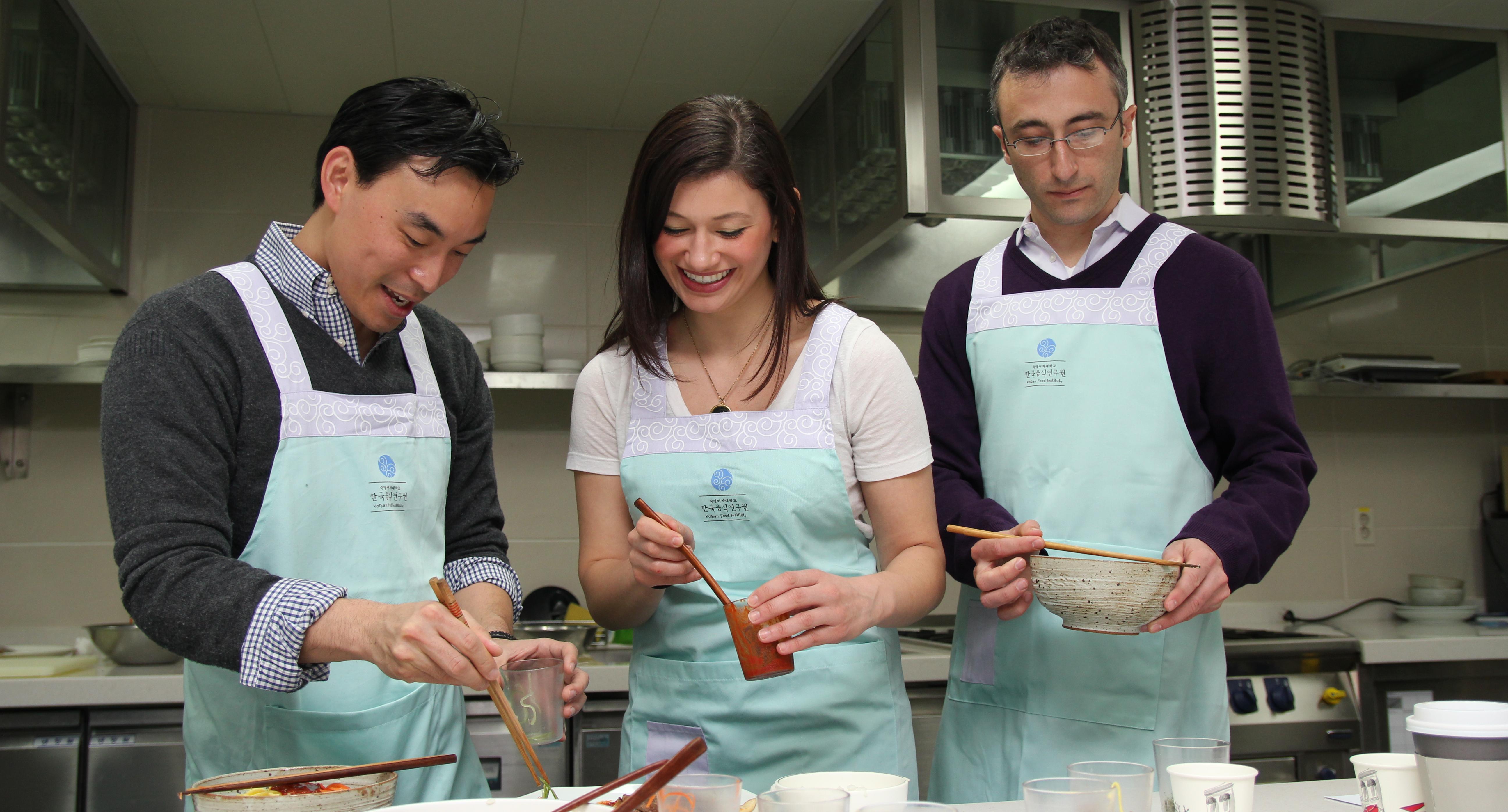 MIT Students Visit Korea for the Food!