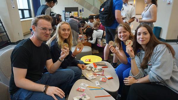 “Pitch-pot and gonggi are fun” International students celebrate Chuseok with folk games 