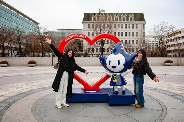 New Campus Attraction - A Brand New Sculpture of “Snowflake” Erected at the Snowflake Square