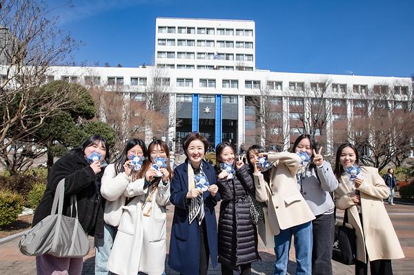 개강 첫날 캠퍼스에서 설렘 가득한 새내기들…“대학 생활이 기대돼요”