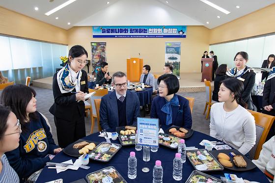 슬로베니아와 함께하는 천원의 아침밥 행사 참석