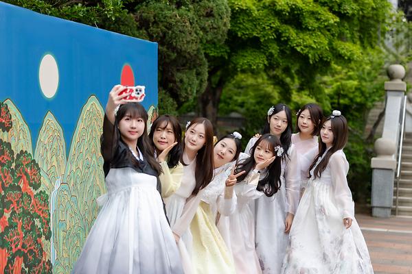 "Celebrating Song-i’s 20th Birthday" – Campus Adorned with Hanbok and Floral Fragrance on Coming-of-Age Day