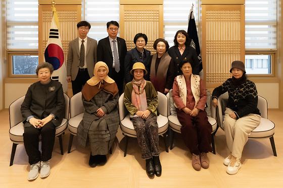 숙대 문인회 선배강의실 발전기금 전달식 참석