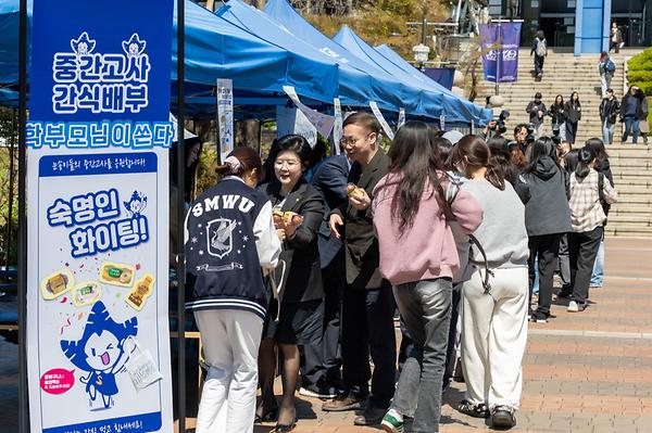 “Snacks and support, all packed in eco-bags” — Midterm-exam snack giveaway goes green