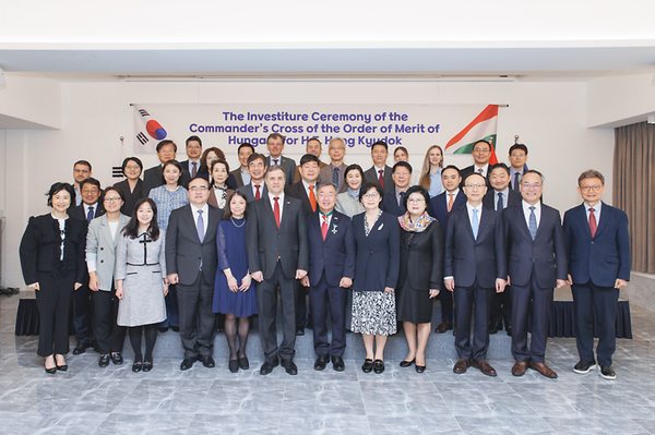 Hong Kyu-dok, Distinguished Professor at the College of Hallyu Studies, Awarded Hungary’s Commander’s Cross